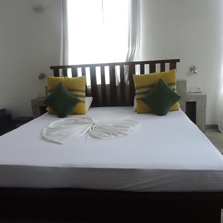 Primrose Guest House Unawatuna Exteriör bild